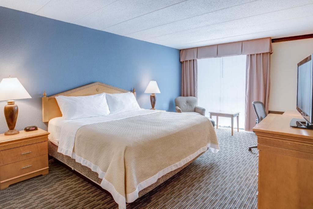 Postel nebo postele na pokoji v ubytování Days Hotel by Wyndham Toms River Jersey Shore