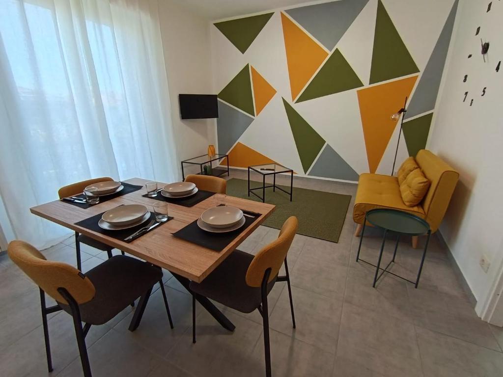 a dining room with a table and chairs at Casa RAFFAELLO in Vigevano