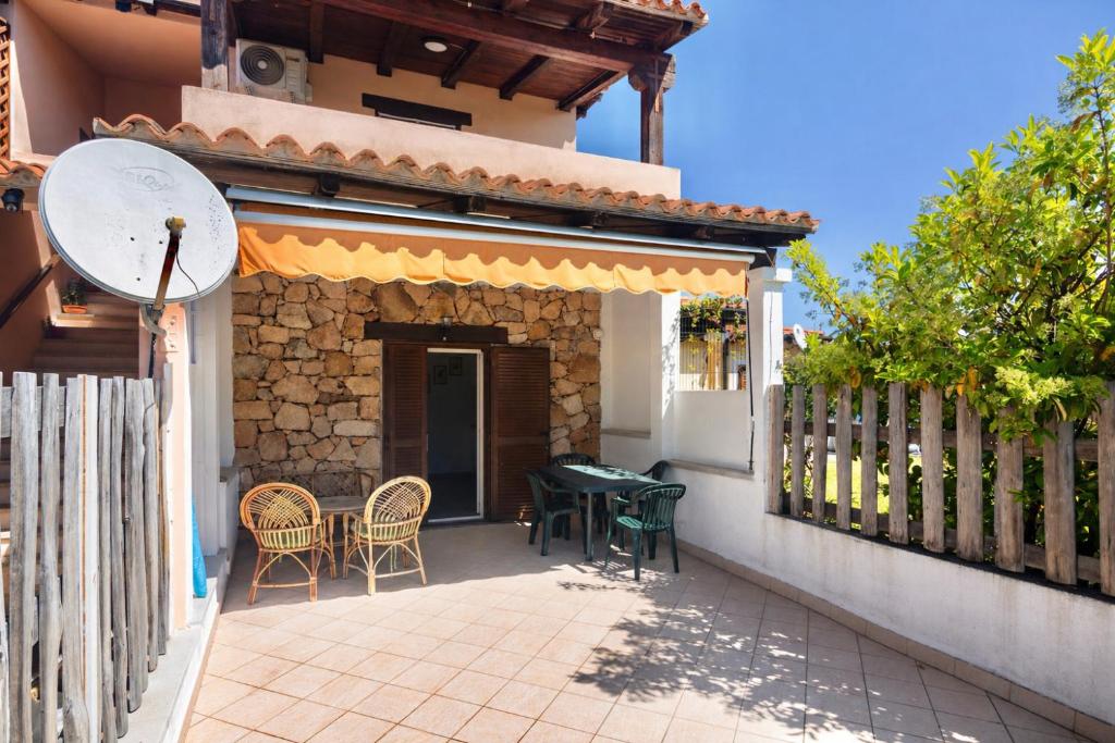 a patio of a house with chairs and a table at Trilocale - Via Pisa in San Teodoro
