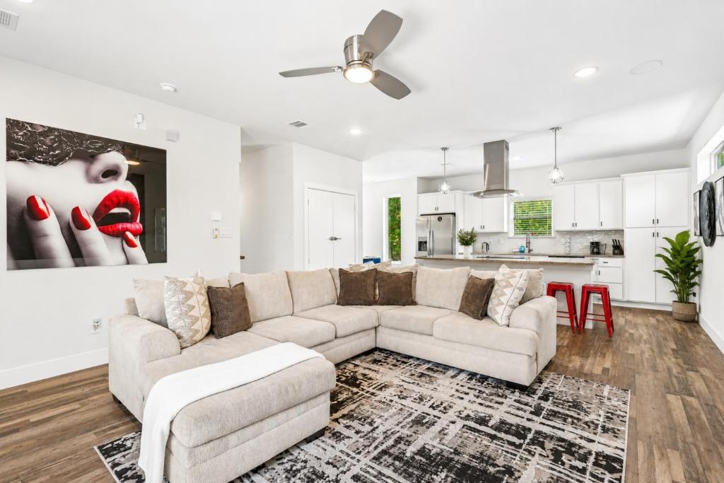 a living room with a couch and a kitchen at The Ultimate View House in Dallas
