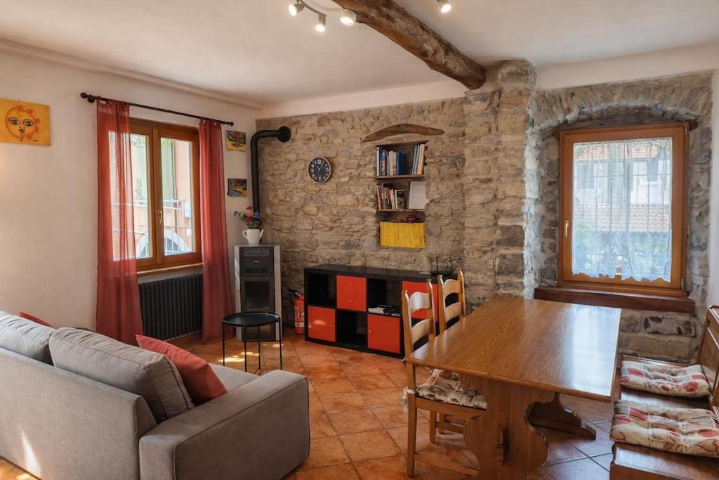 a living room with a couch and a table at Casa Giovio - Romantico appartamento di montagna in Blessagno
