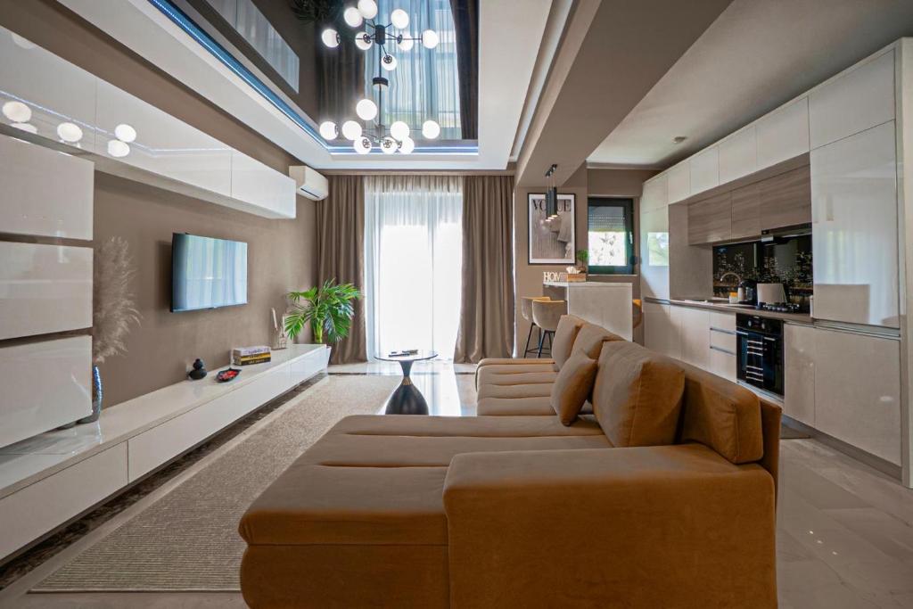 a living room with a couch and a kitchen at Sas 1 Luxury Apartments in Mamaia