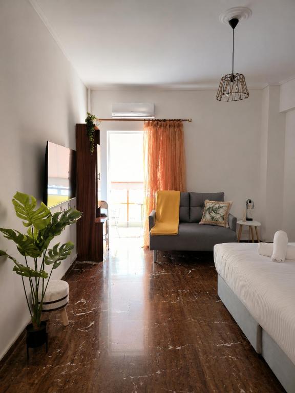 Central Athens Home by Rod, 2BR for 5, Near 2 Metro Stations