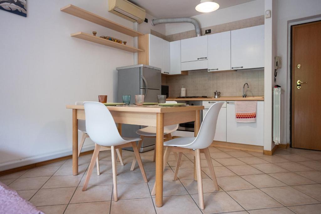 Desenzano apartment with garden, garage and pool