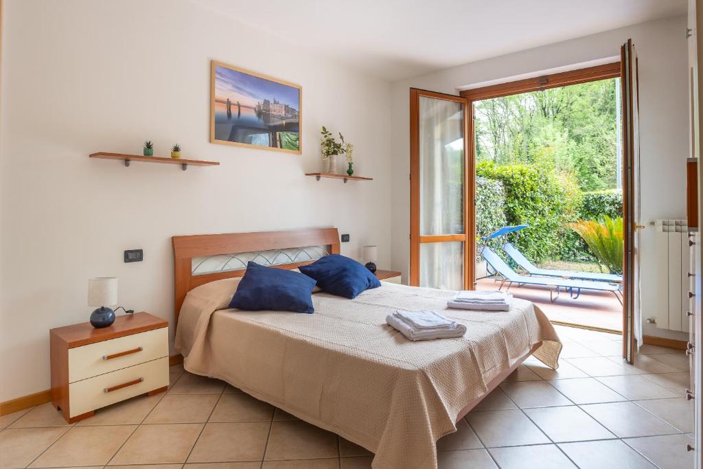 Desenzano apartment with garden, garage and pool