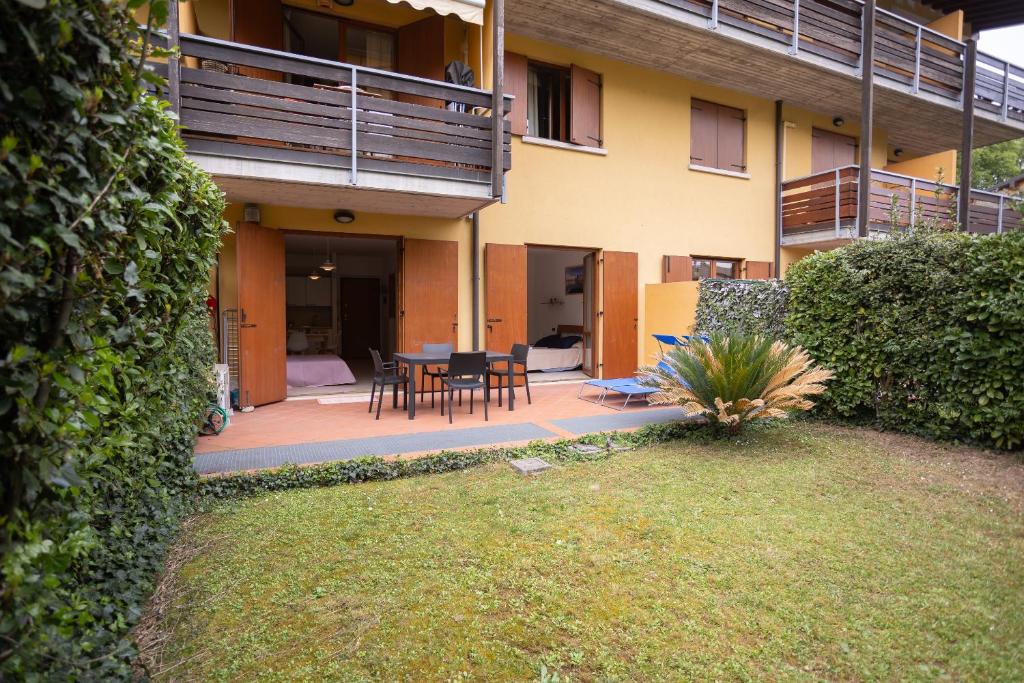 Desenzano apartment with garden, garage and pool