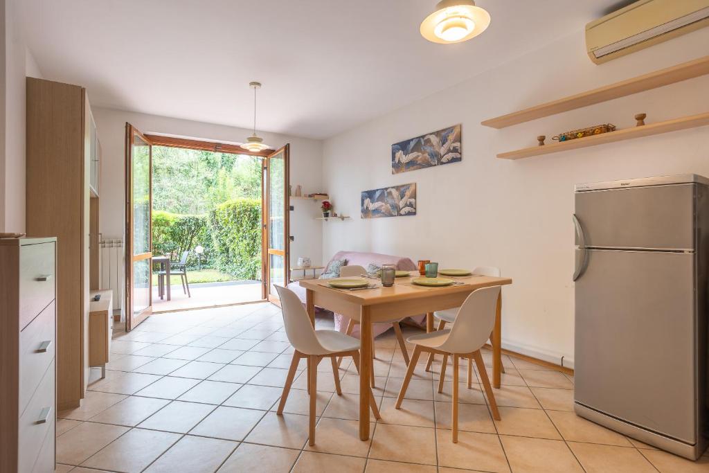 Desenzano apartment with garden, garage and pool