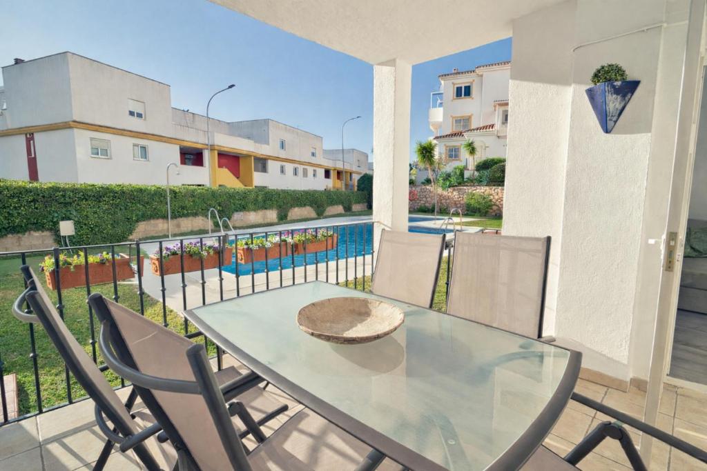 Terrace and pool Bright apartment