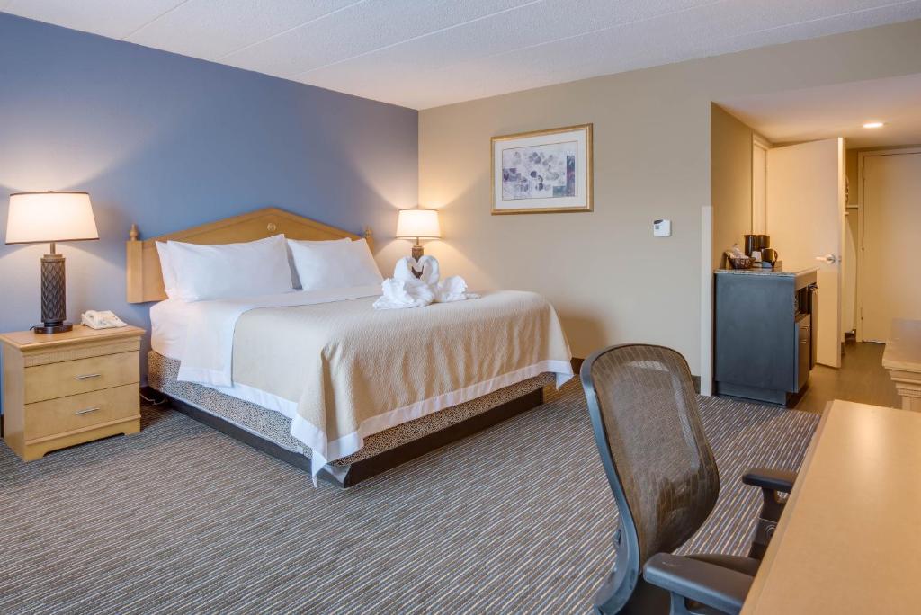 Postel nebo postele na pokoji v ubytování Days Hotel by Wyndham Toms River Jersey Shore