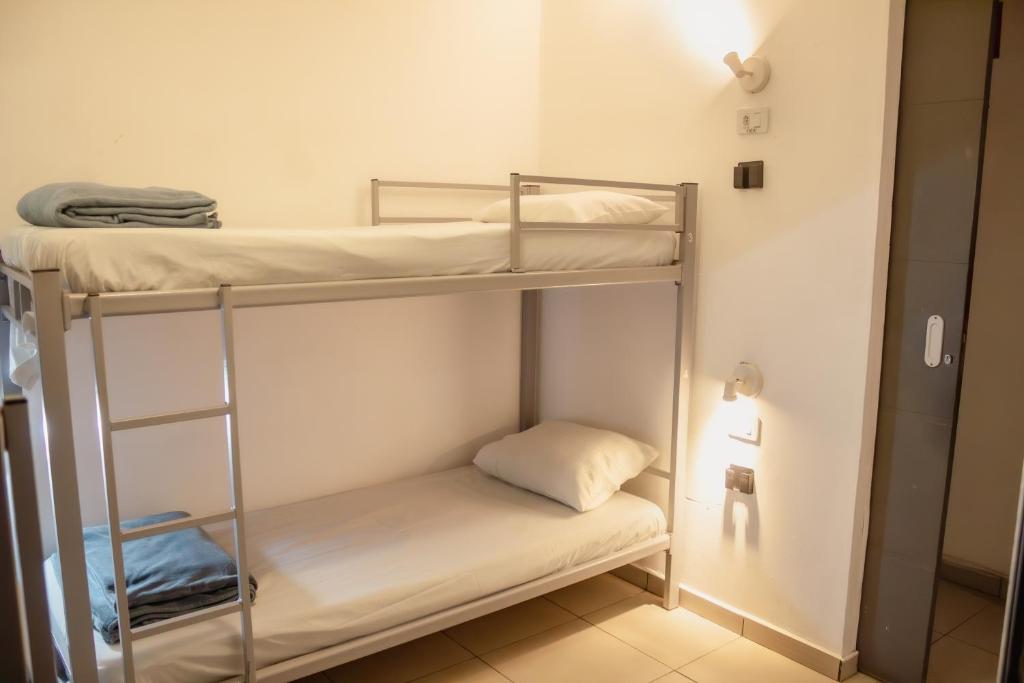 a room with three bunk beds in a room at Soul Hostel Av Paulista Bela Vista 1 in São Paulo
