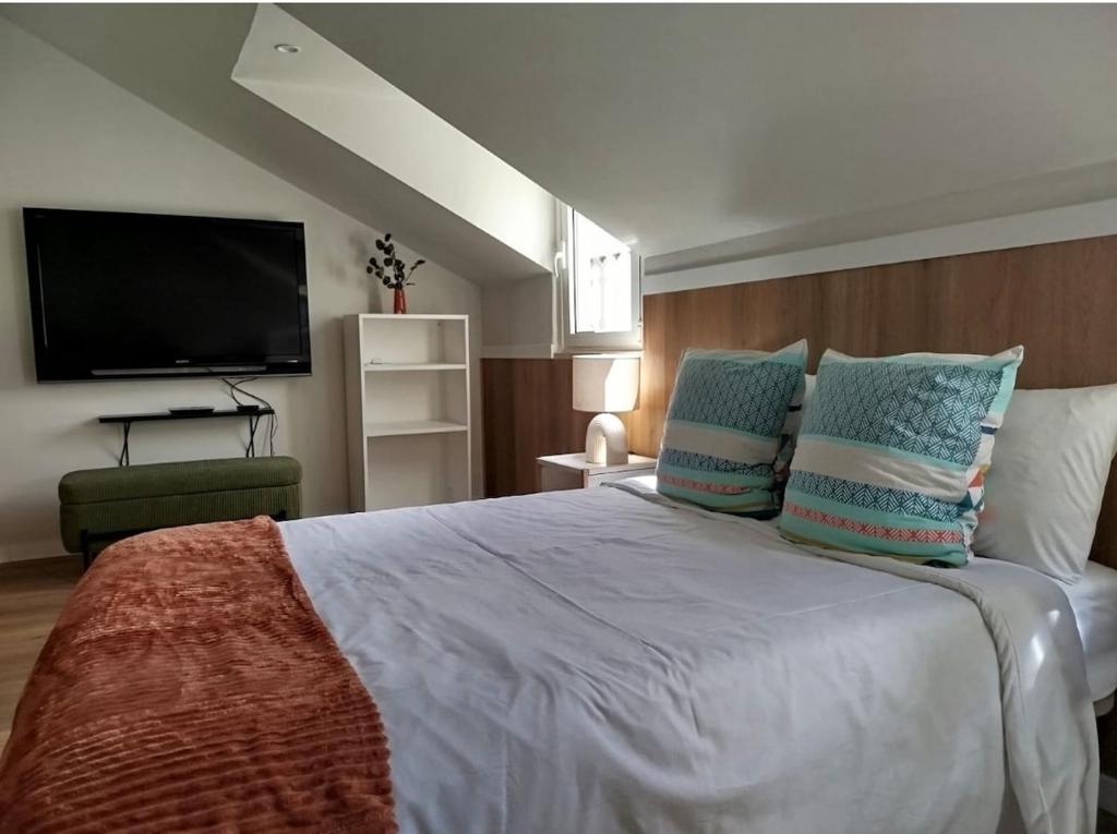 Cosy and Renewed 1 Bedroom Apt in Campolide - 2S FRENTE