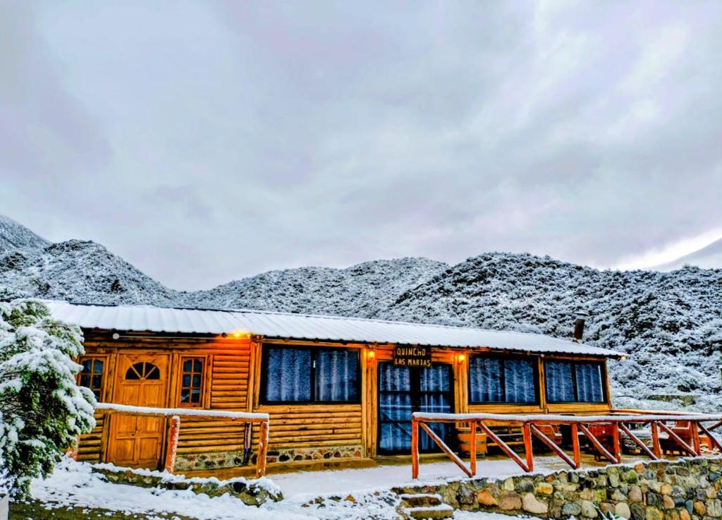 a cabin in the snow with mountains in the background at Quincho Cabaña Las Marias in Ciudad Lujan de Cuyo