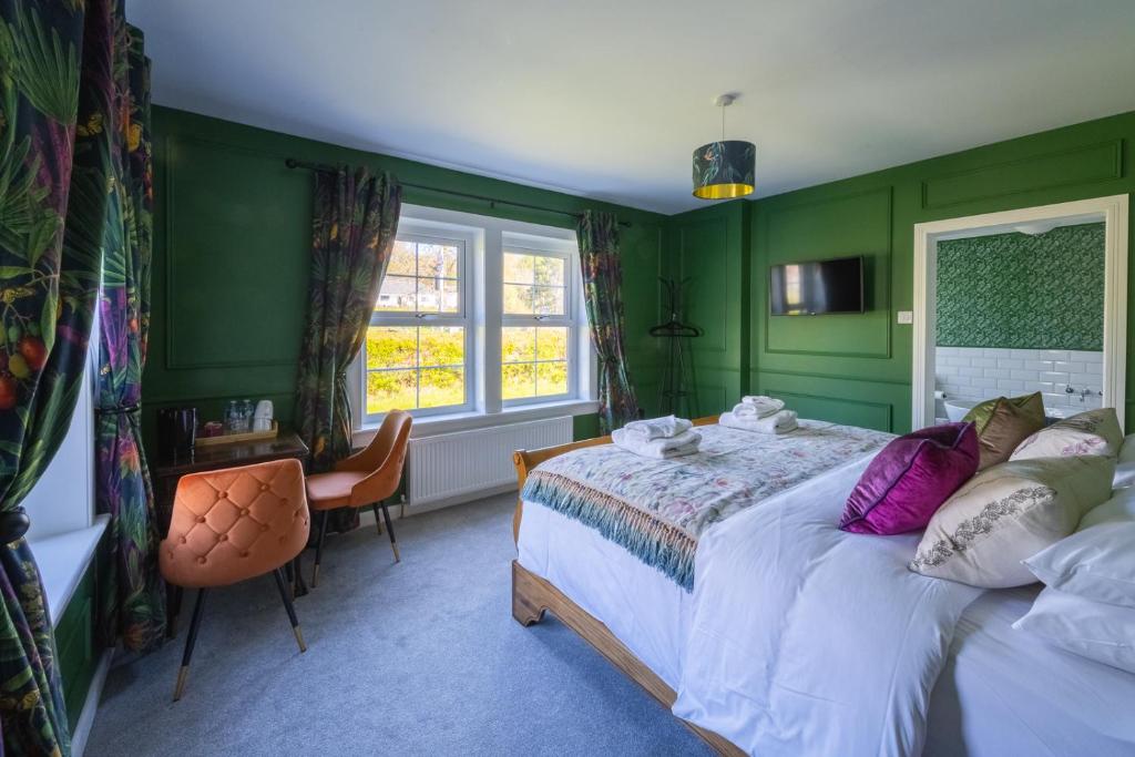 a bedroom with green walls and a bed and a window at Casa Sona in Spean Bridge
