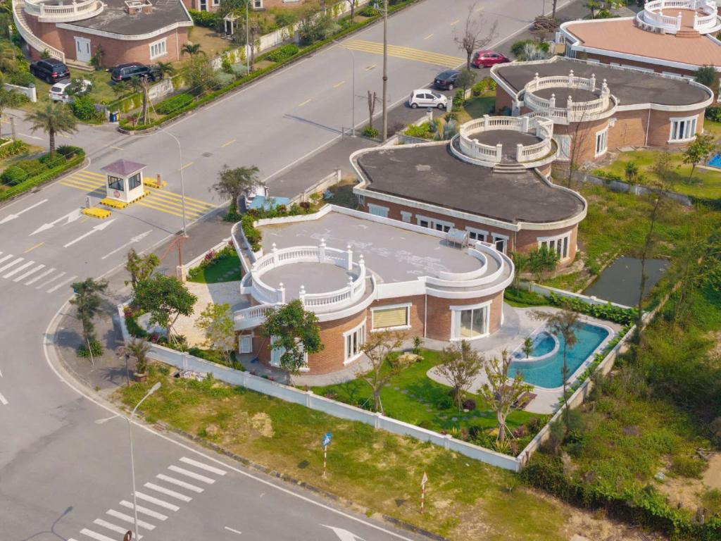 an overhead view of a large house with a pool at QUEEN VILLA - Hoa Tiên paradise in Ðông Hội