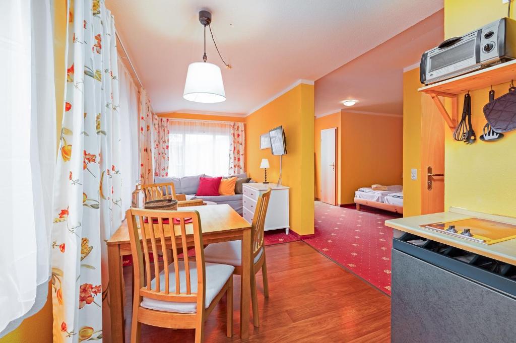 a kitchen and living room with a table and chairs at Muschelbank in Thiessow