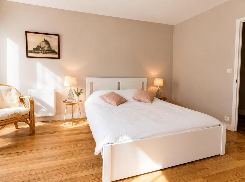 a bedroom with a white bed and a chair at Gîte cosy Vertus avec terrasse privé proche maisons de Champagne Epernay Reims in Vertus
