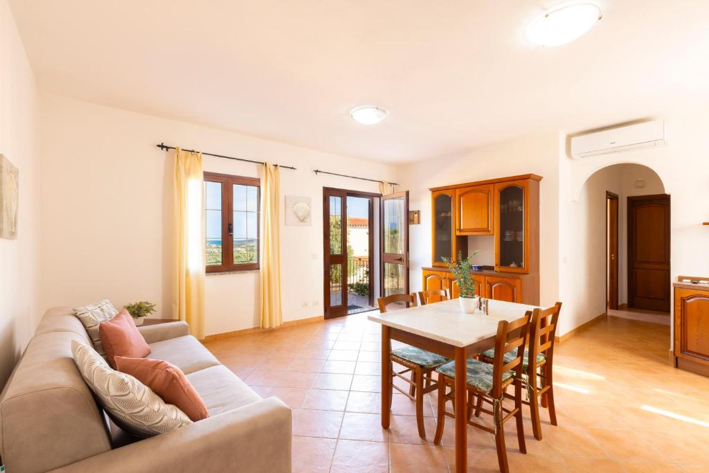 a living room with a couch and a table at Molara Ichnos House in San Teodoro
