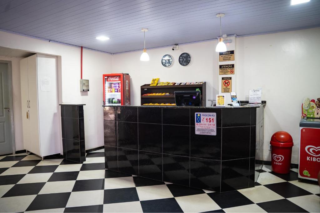 a restaurant with a cash counter and a checkered floor at Porto Seguro Hotel - Porto Velho in Porto Velho