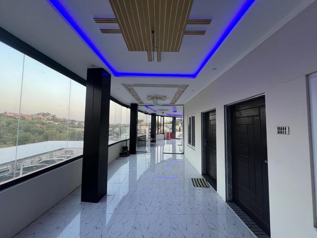a hallway of a building with blue lights on the ceiling at Ajk bed & Breakfast in Gura Gujarān