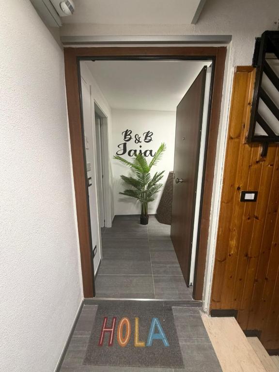 a hallway with a sign that reads hola at B & B Yaya in Taranto