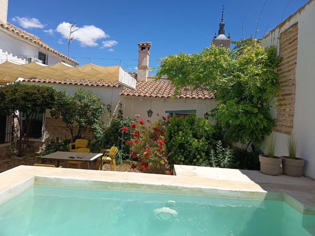 a house with a swimming pool in a yard at Casa Cuqui in Orgaz