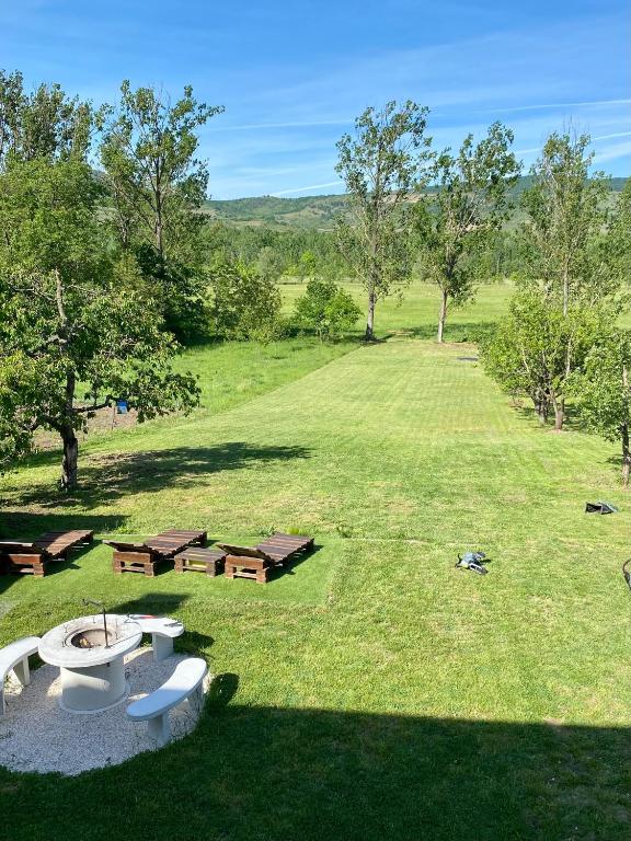 an overhead view of a park with benches and trees at Hunor Vendégház in Golop