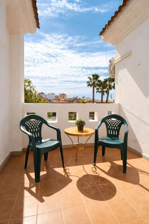 two chairs and a table on a balcony at Habitación Conde Mar - Terraza y baño privado en Casa Particular in Ayamonte