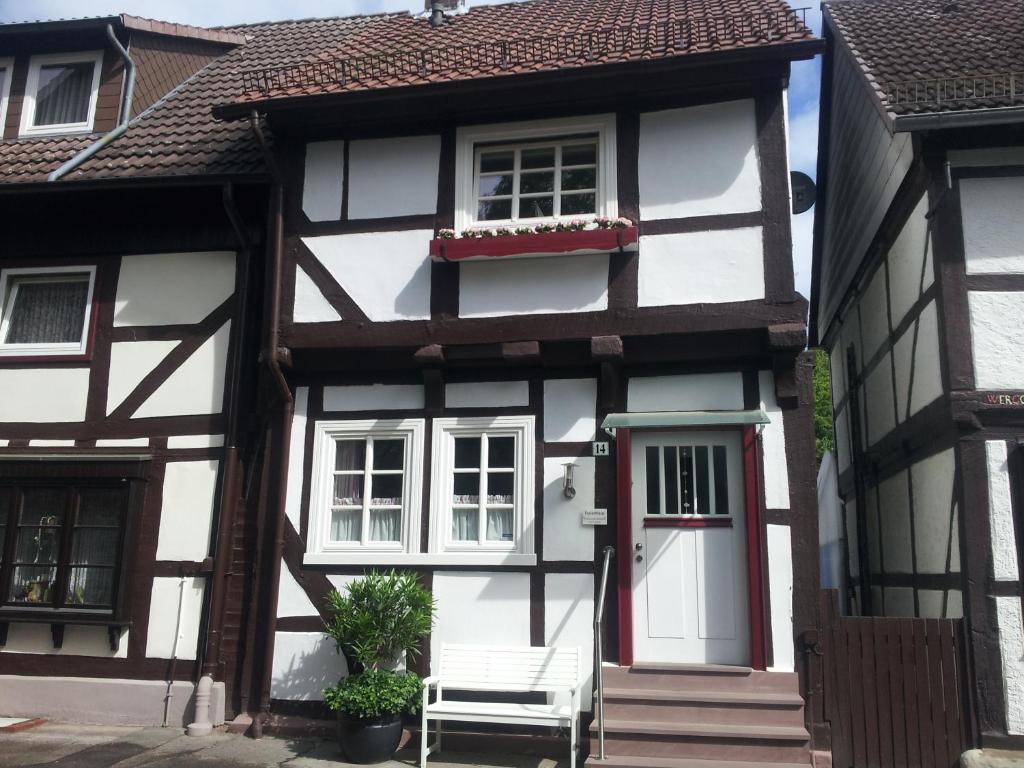 ボーデンヴェルダーにあるDas Fischerhausの白黒の家