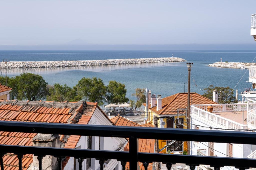 Meerblick vom Balkon in der Unterkunft Elgrecosuits in Limenaria