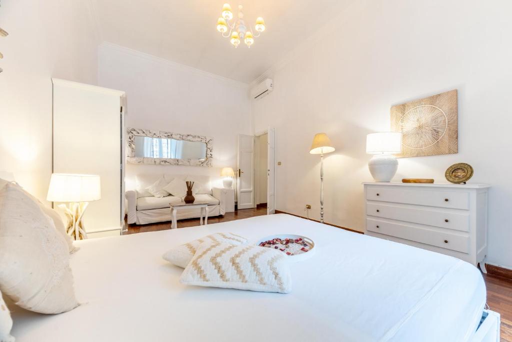 Luxury Historic Apartment Campo dei Fiori - Three-Bedroom Apartment With Balcony
