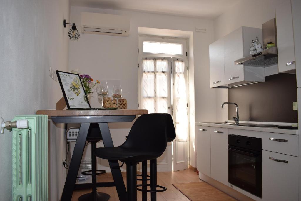 a kitchen with a table and chairs in a kitchen at Vintage House in Asciano