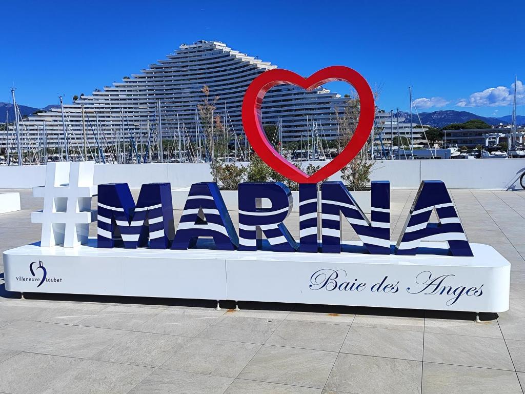 a sign that says marmite with a heart on it at Baie des anges appartement Bis in Villeneuve-Loubet
