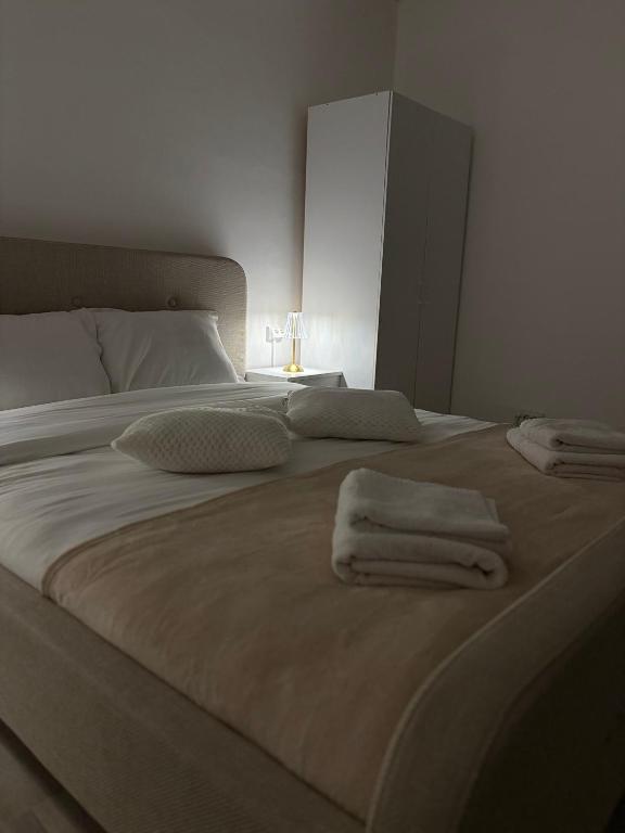 a bedroom with a bed with towels on it at Danuvia Studio 2 in Drobeta-Turnu Severin