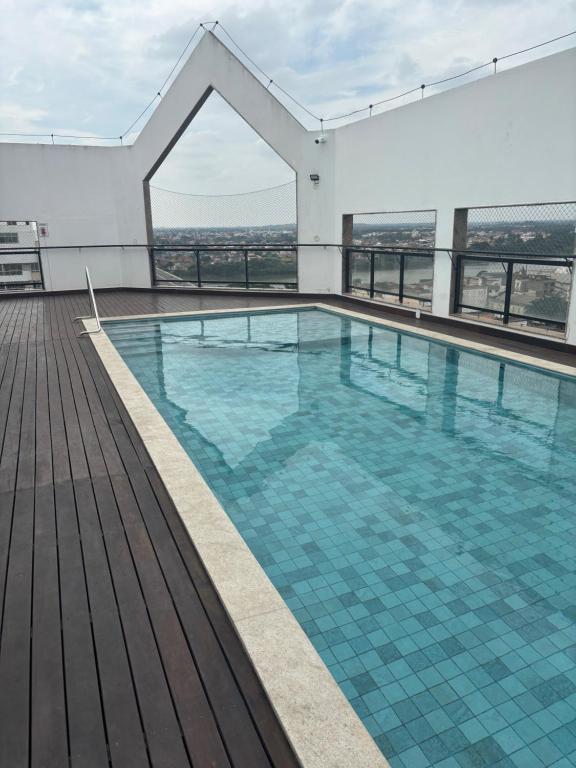 a swimming pool on the roof of a building at Apartamento, Campos dos Goytacazes, centro in Campos dos Goytacazes