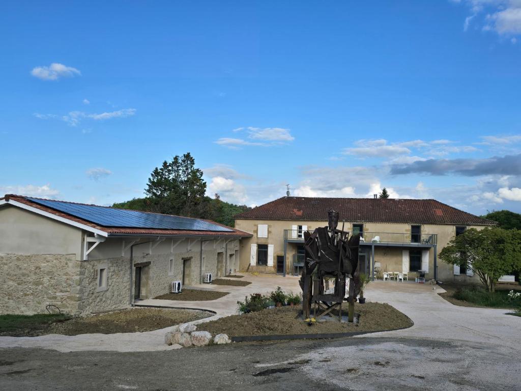 eine Statue eines Pferdes vor einem Gebäude in der Unterkunft Chicken Fields Good ! in Auch