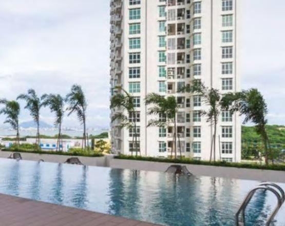 Pearl Suite @ Straits Garden tesisinde veya buraya yakın yüzme havuzu