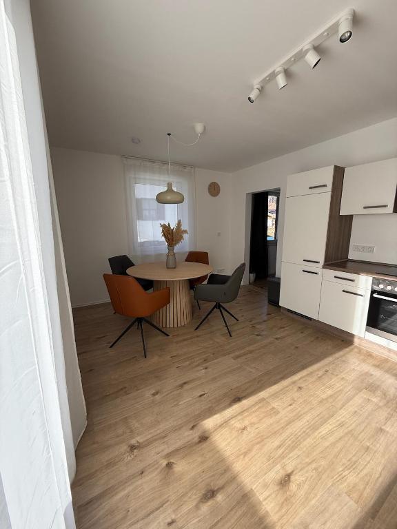 a kitchen and dining room with a table and chairs at Ferienwohnung Thomas in Oberau
