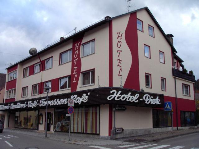 ein großes rotweißes Gebäude an der Ecke einer Straße in der Unterkunft Hotel Dietz in Bopfingen