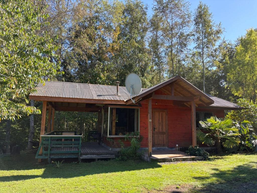 a small cabin with a satellite on the roof at Parcela Peumayen casa 2 in Pucura