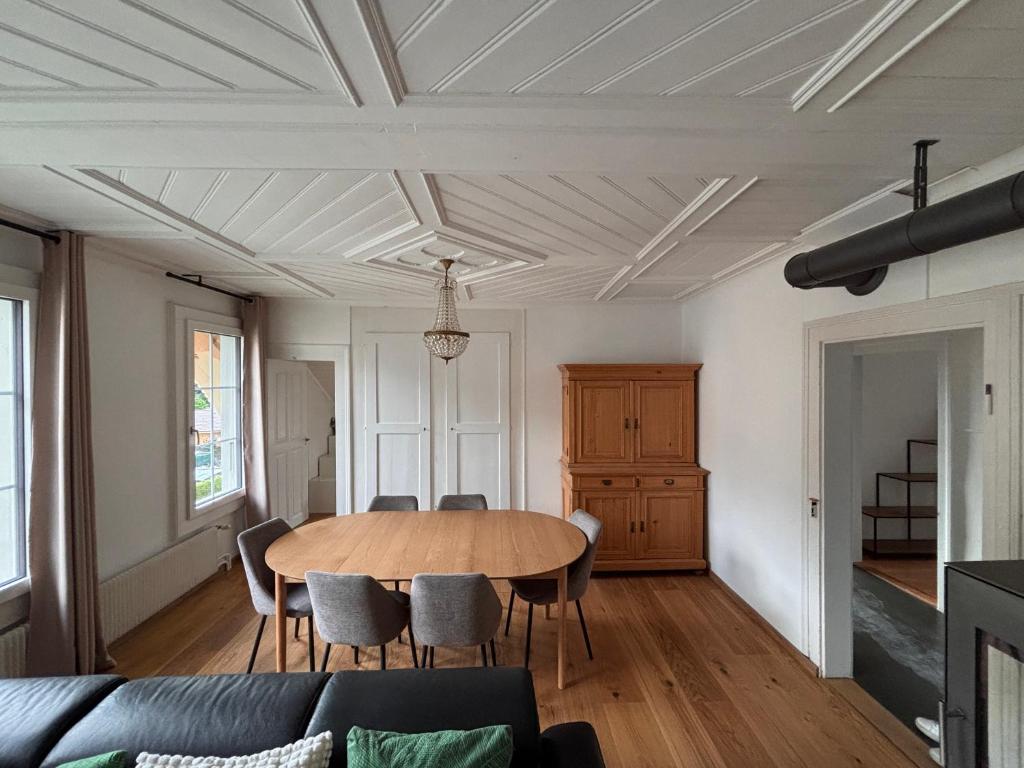 a dining room with a table and chairs at Villa Epoka in Interlaken