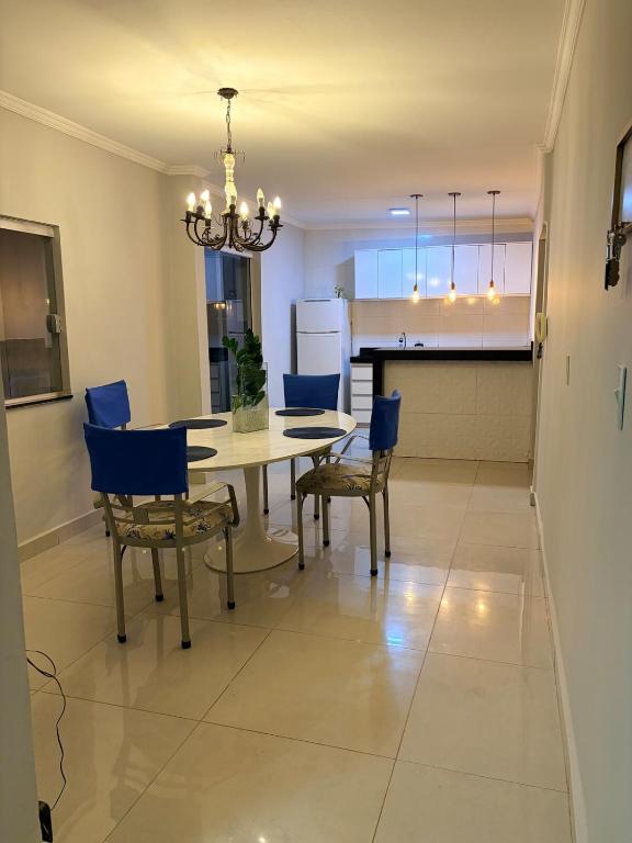 a dining room and kitchen with a table and chairs at Casa Maestro Tristão in Franca