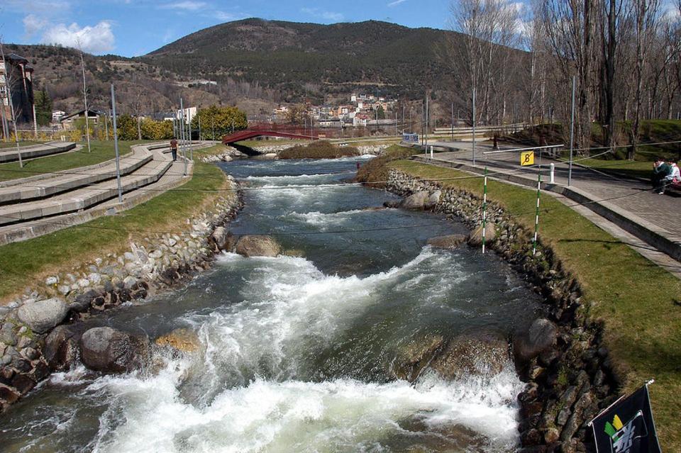 a river with water rushing through a city at Entre els pirineus in La Seu d'Urgell