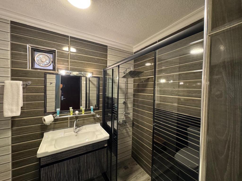 Nice View Dazzling Hotel فندق الأطلالة الجميلة للعائلات فقط - Double Room With Balcony