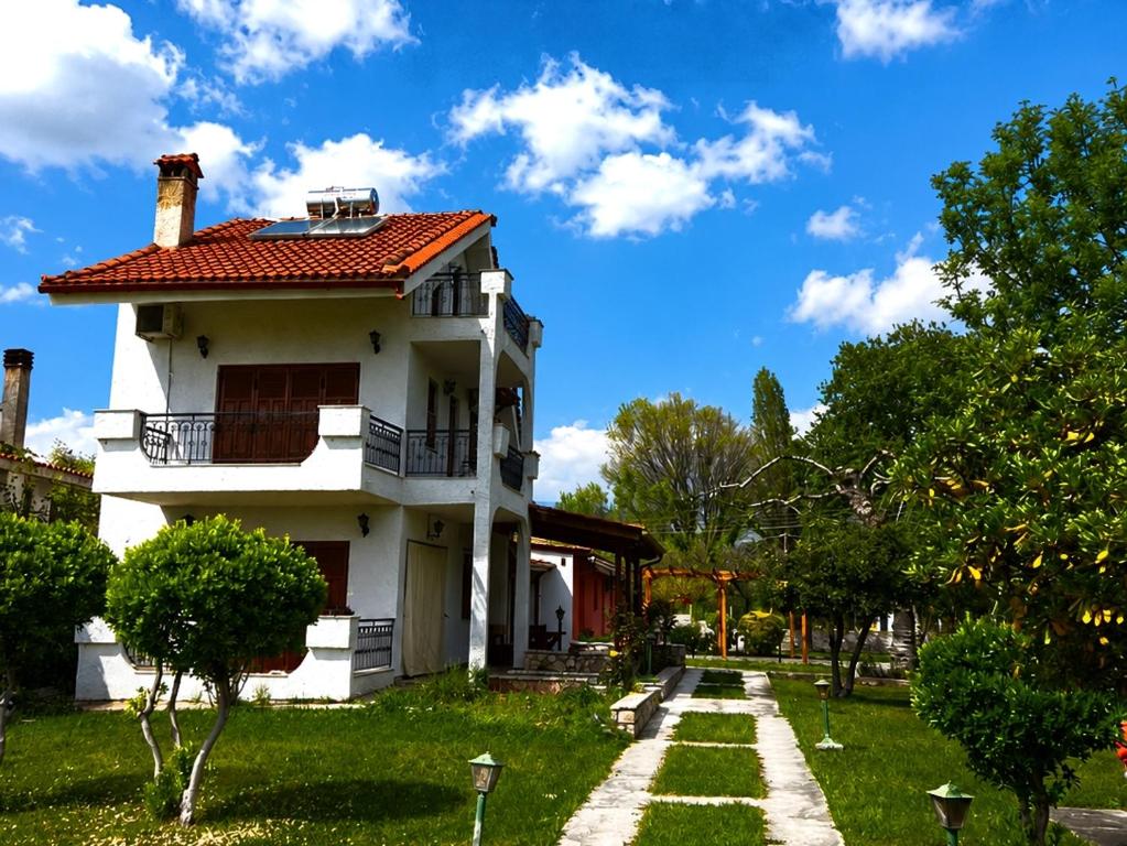 a white house with a red roof at KiteBay Villa in Rákhai