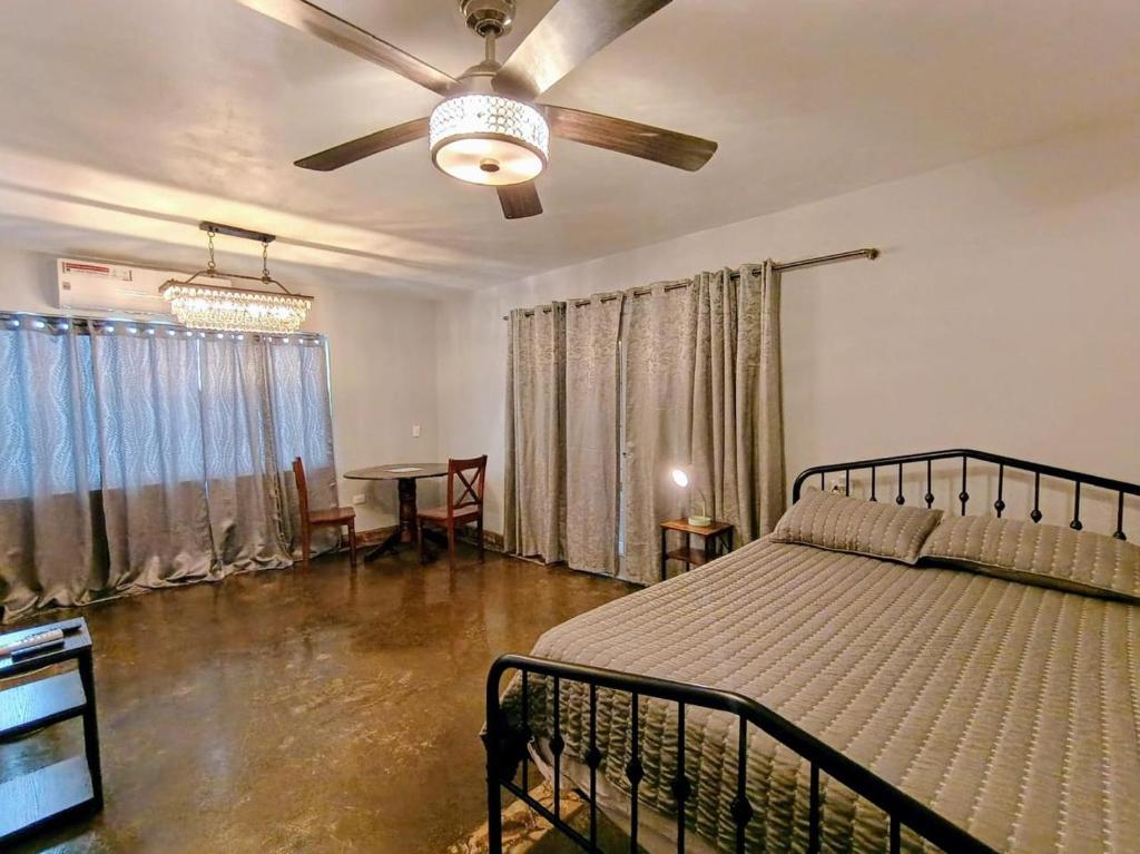 a bedroom with a bed and a ceiling fan at Casa Kanaph Reynosa 1 in Reynosa