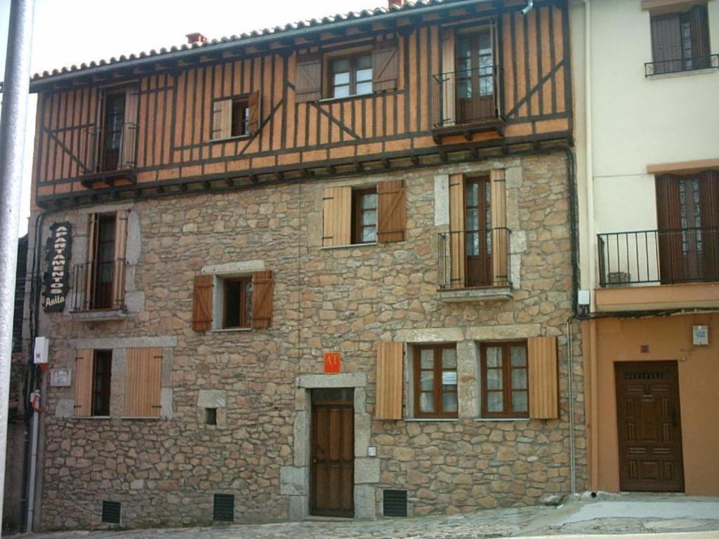 an old stone building with windows and a balcony at At - Anita in La Alberca