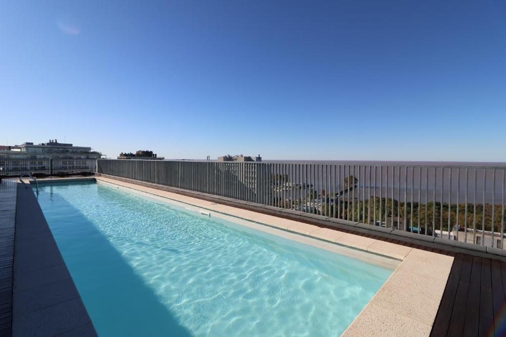 a large swimming pool on top of a building at SkyPort Olivos Vista al Río, Rooftop y Piscina Cubierta in Olivos