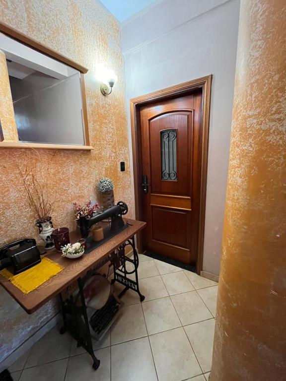 a hallway with a table and a wooden door at Monoambiente Ejecutivo in Villarrica