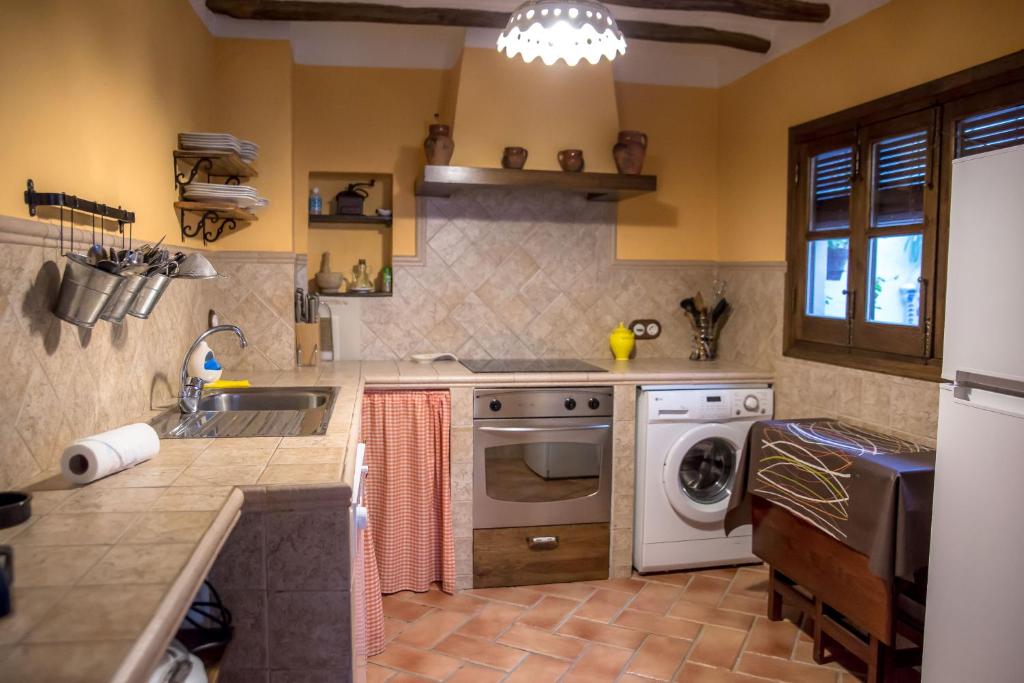 Kuchyň nebo kuchyňský kout v ubytování Casa Rural Zambra