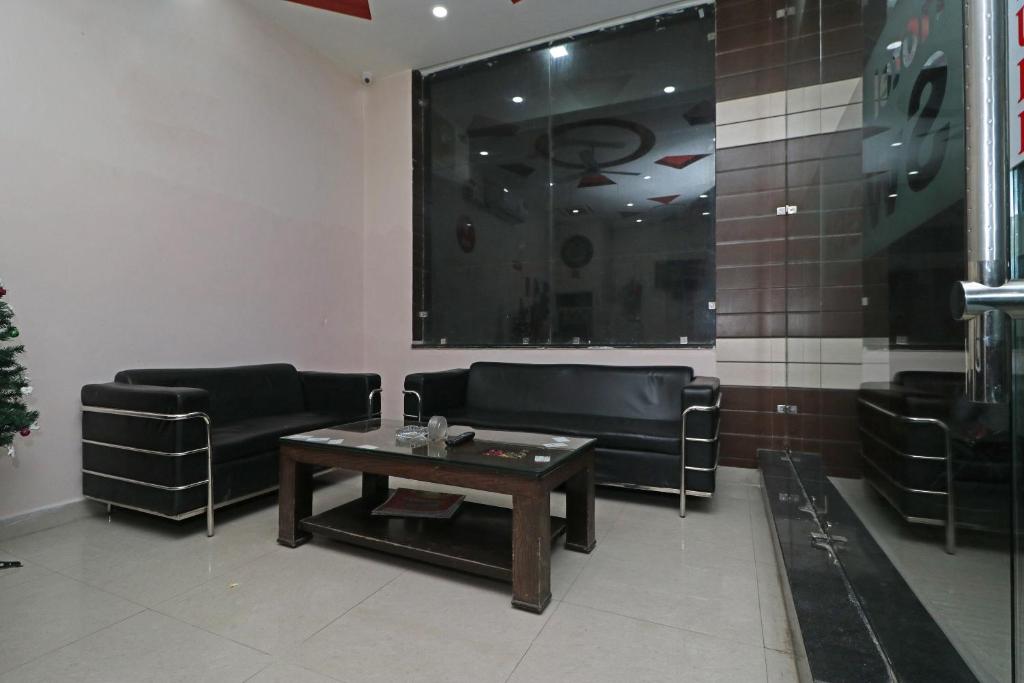 a waiting room with couches and a coffee table at Super Hotel O Sweet Palace in New Delhi